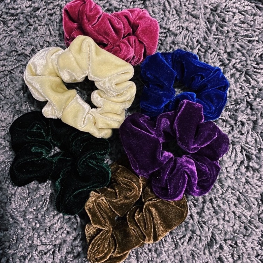 NWOT six scrunchies